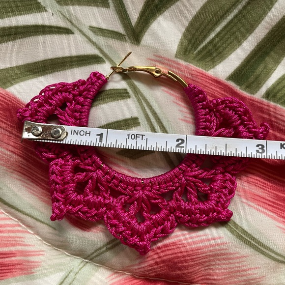 CROCHET FLORAL LACE HOOP EARRINGS- MAGENTA - Picture 3 of 3